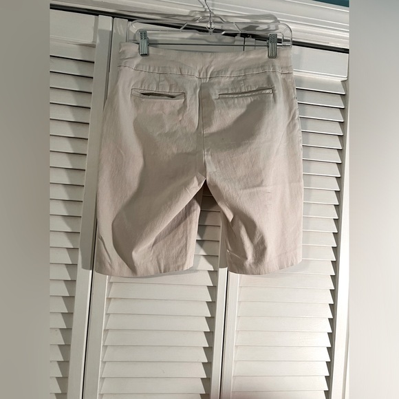 IZOD Tab Golf shorts, size- 8 - Picture 2 of 5